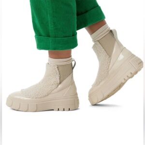 $249 Sorel - Caribou™ X Boot Chelsea lug Cozy - cream ivory shearling Size 9.5